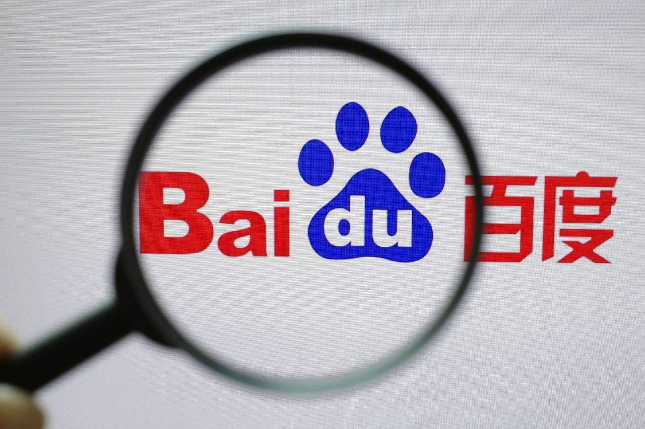 敖瑞鹏骑车带沙溢像送流浪老人